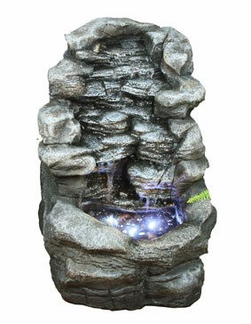 Felsenbrunnen mit Beleuchtung